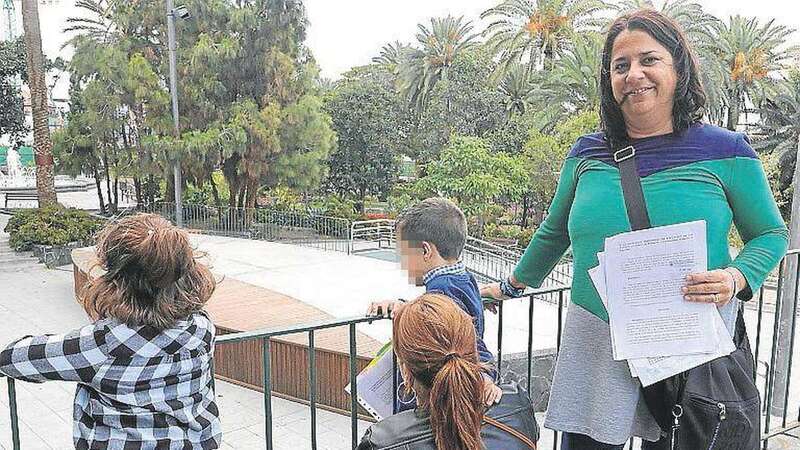 Mónica Grimón, madre de Pablo, enseña el recurso. Detrás, su mujer y sus dos hijos (Foto TA)